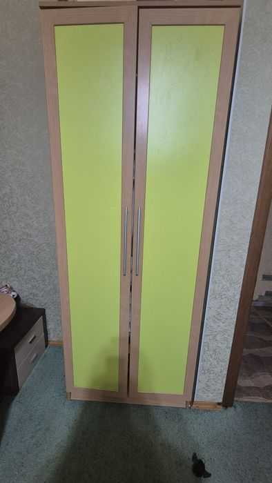 Стол и шкаф в детскую комнату