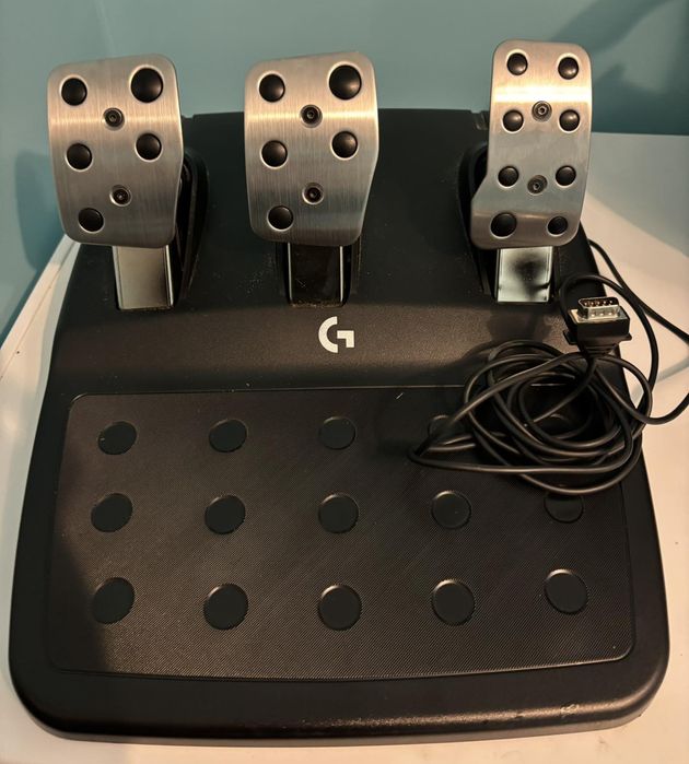 Logitech G923 

Продавам Logitech G923 за PC / PlayS