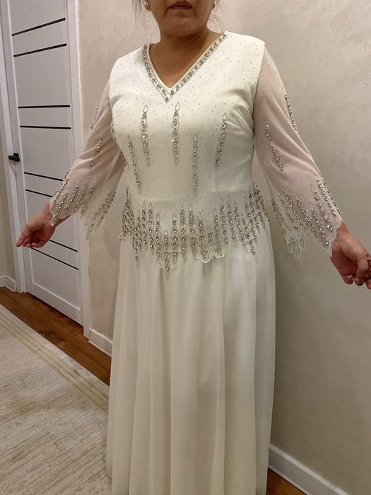 Белое платье со стразами