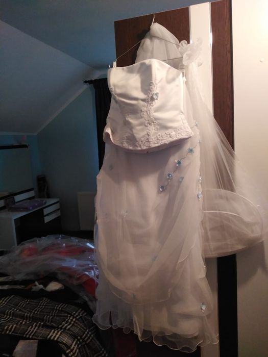 Vând haine de dama și de barbat