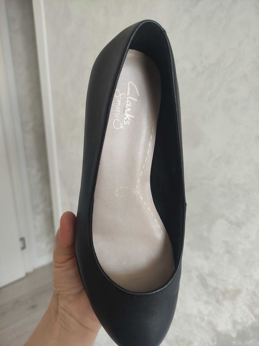 Кожаные туфли для девочки Clarks  35 размер