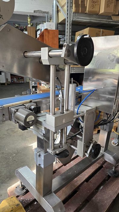 Linie automata de etichetare Fountain Food Machinery din inox