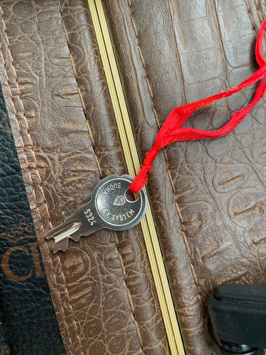 Оригинален куфар на Christian Dior.