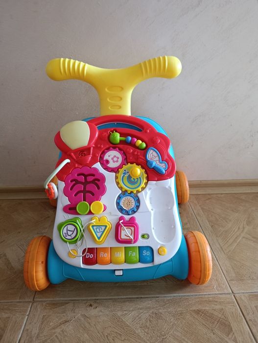Бебешка музикална играчка на колела за прохождане