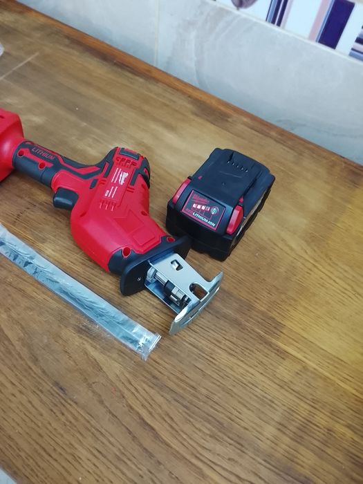 Fierăstrău sabie Milwaukee cu o baterie de 6a Nou
