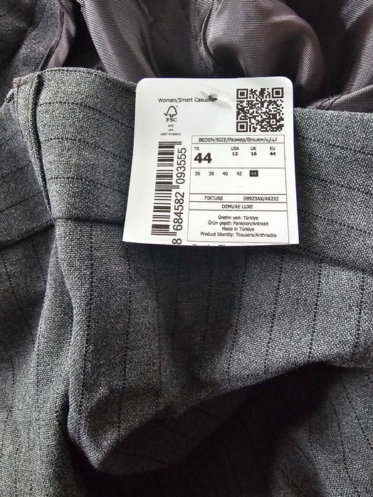 Елегантен нов дамски панталон в сиво с райе