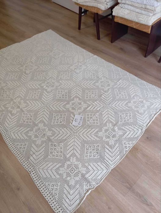 Плетени на една кука покривки за маса и кувертюри с указани размери.