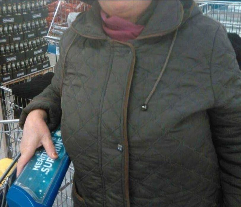Scurtă dama cu glugă, potrivită pt mărimea  XL.