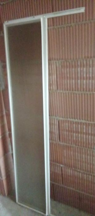 Паравани за баня с плъзтаща врата и алуминиеви рамки