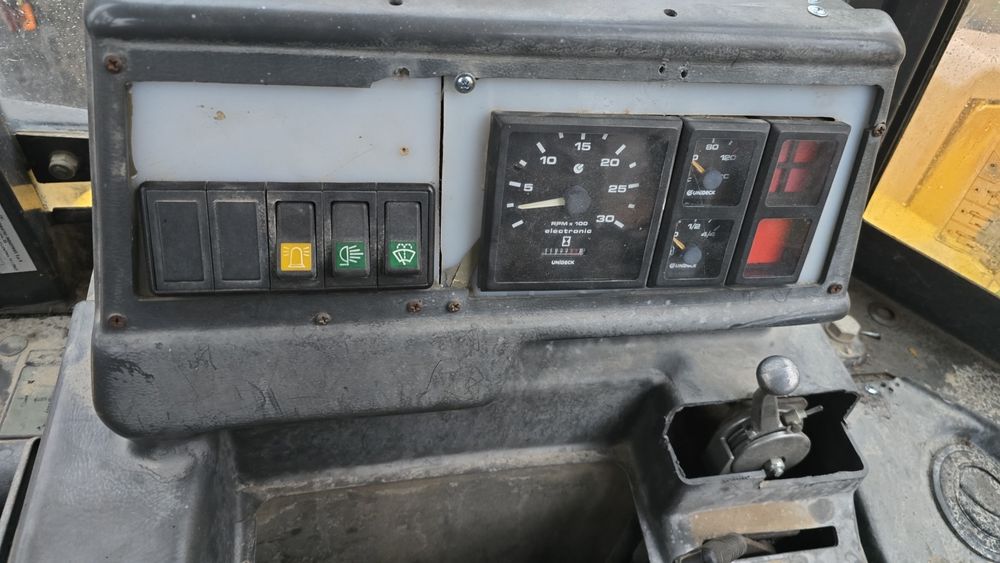 Buldoexcavator Komatsu wb91r