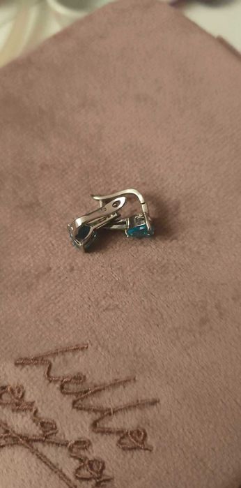 Намалени Нови сребърни обеци с английско закопчаване и сини кристали