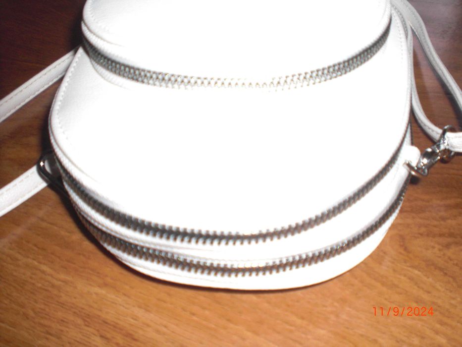 бяла кожена чанта