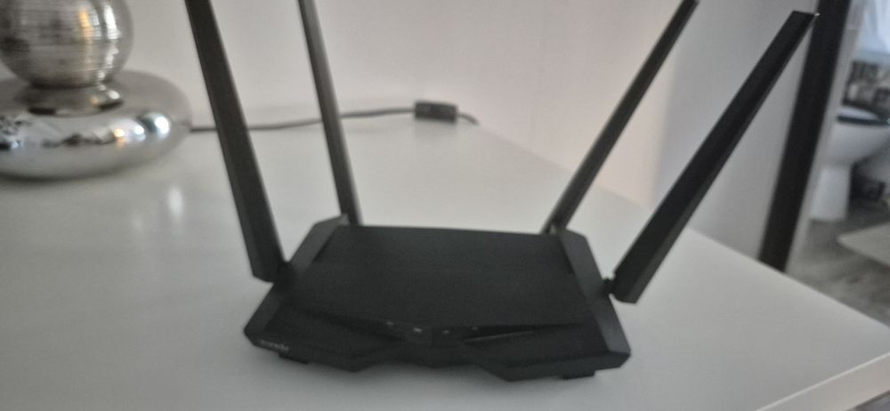 Router Wi-Fi Tenda Gigabit, 4 Antene Externe, Port USB – Stare Excelentă
