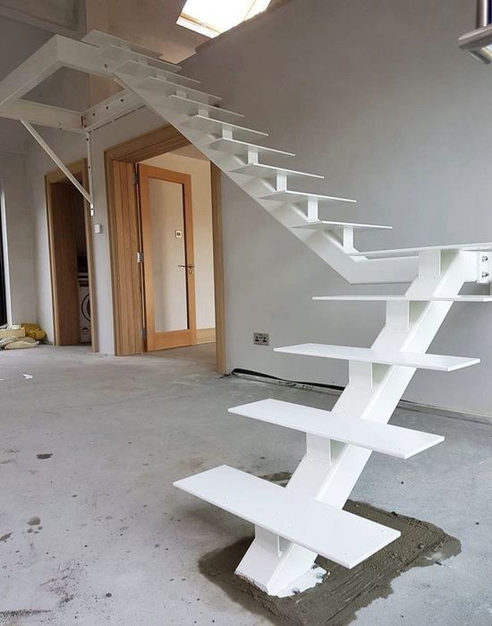 Scari metalice cu trepte din lemn