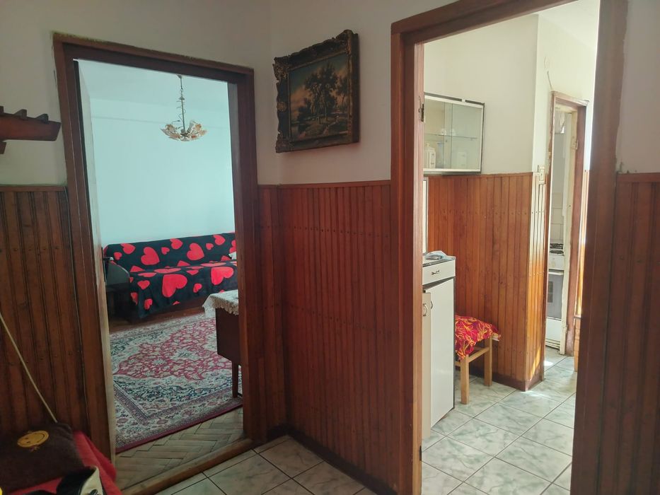 Închiriez apartament cu 3 camere