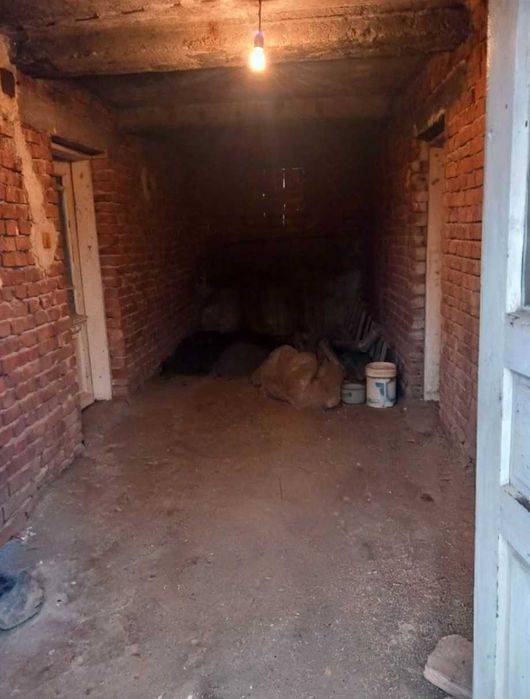 Парцел, сграда и гаражи в центъра на Мърчево !