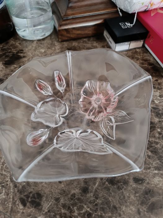 Вазы конфетницы продам срочно