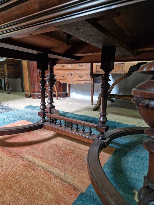 Ръчно изработена трапезна масивна маса с резбовани орнаменти