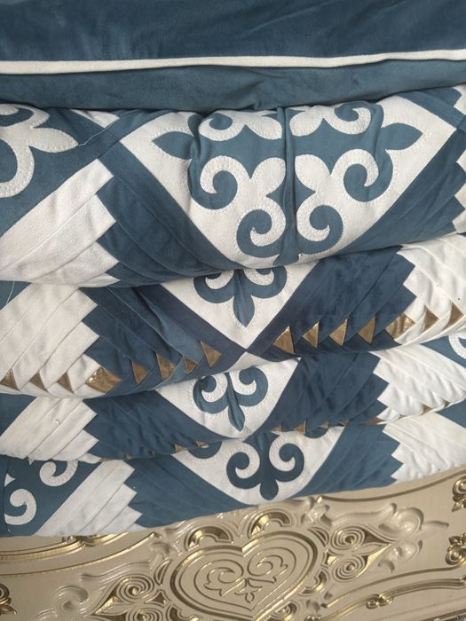 Көрпе жастық и Сандық