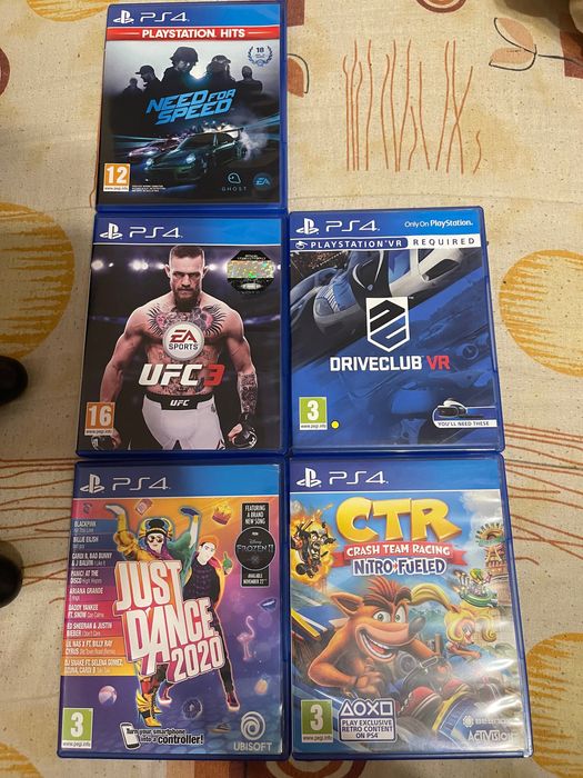 Vând PlayStation 4 , volan cu pedale , 2 manete , și jocurile atașate