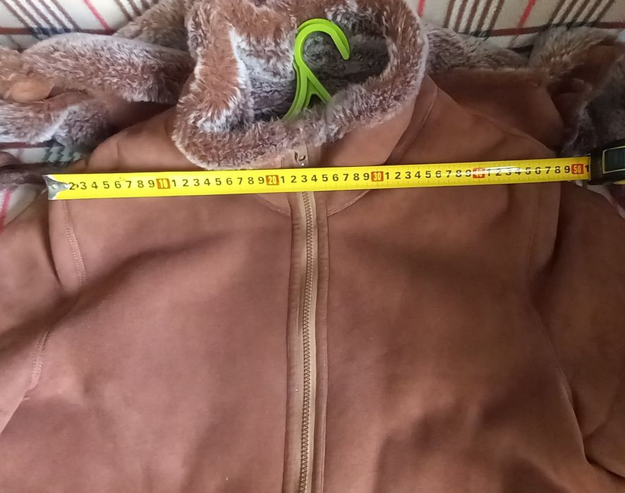 Продам,  дублёнку, очень тёплую,  с  капюшоном.