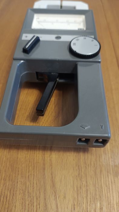 Продавам стар клещови стрелкови измервателен уред ватметър PK220