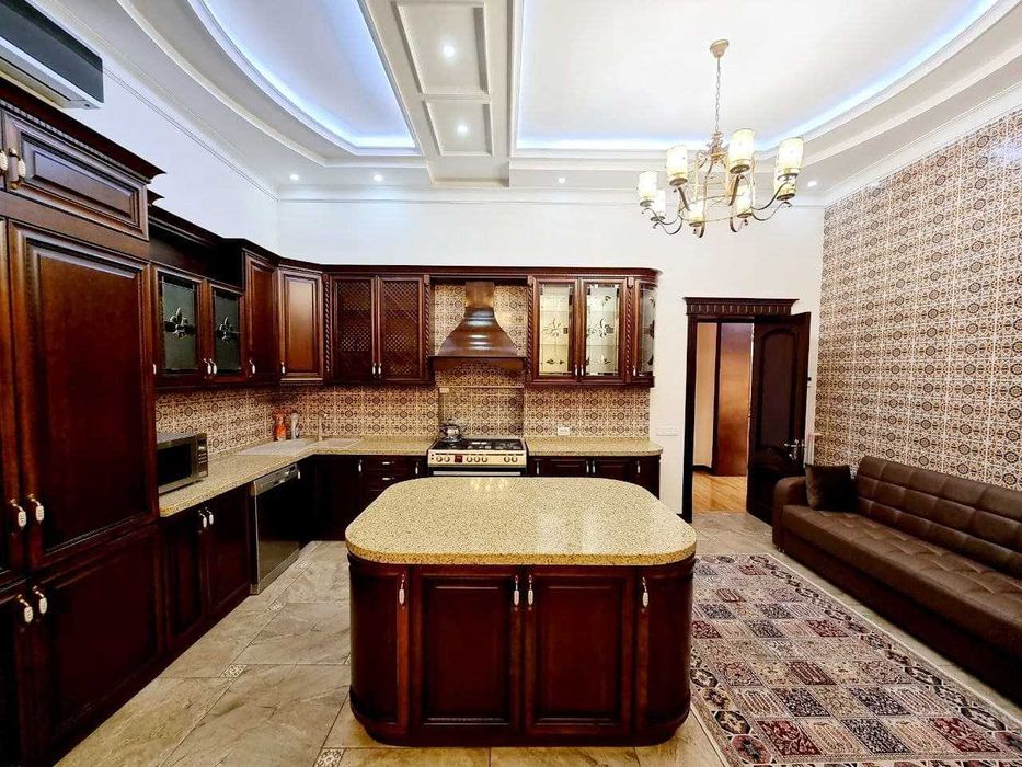 Огромный особняк с 10 сотками на Никитина