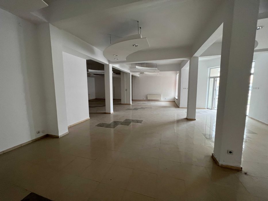 Inchiriez spatiu comercial 300m - Pietonal - sub fostul BRD