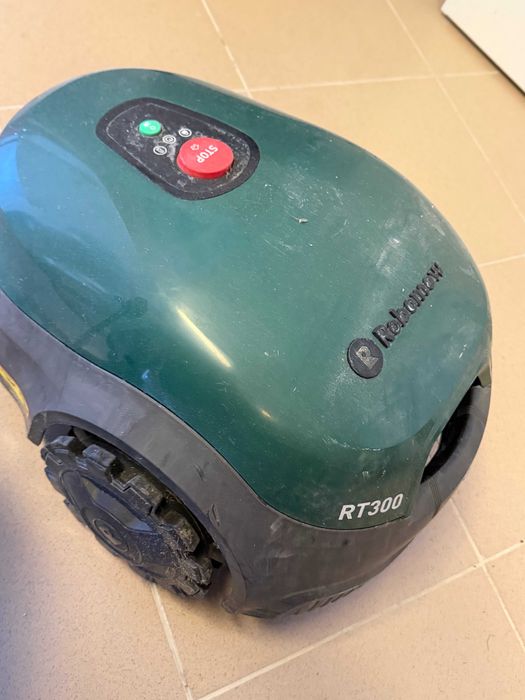 Роботизирана косачка за трева Robomow RT300 - зелен автоматизиран градински инструмент