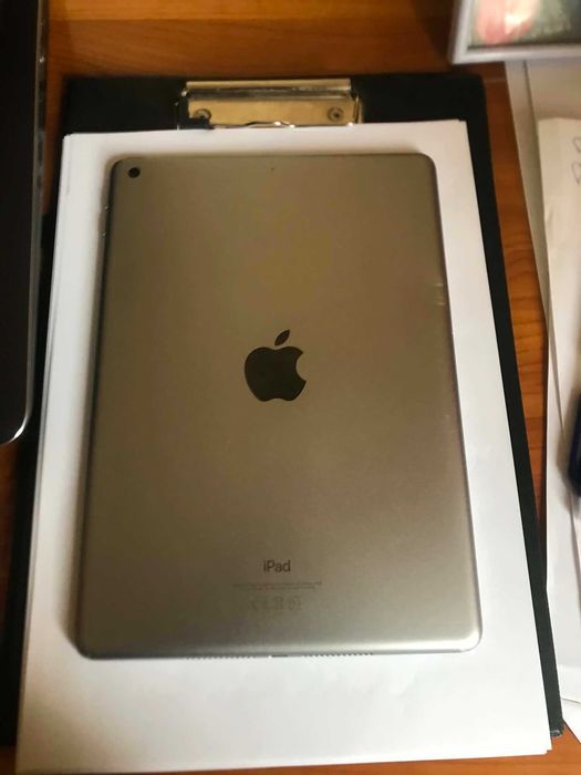Vand tableta iPad, generatia a 6-a (32gb), perfect functionala.