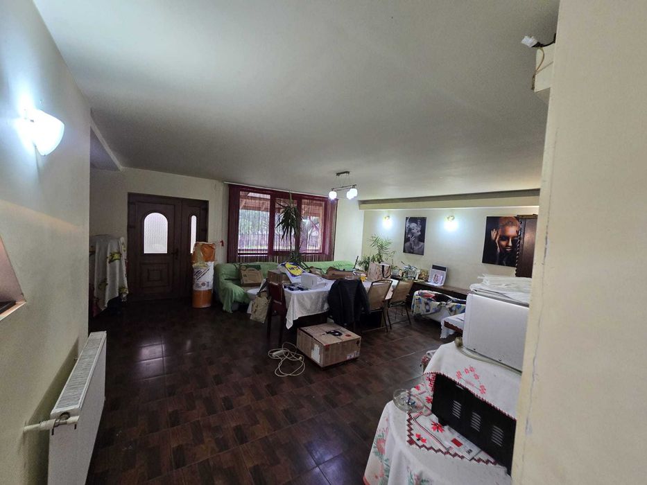 Proprietate deosebită cu 4000 mp teren, două case și hală