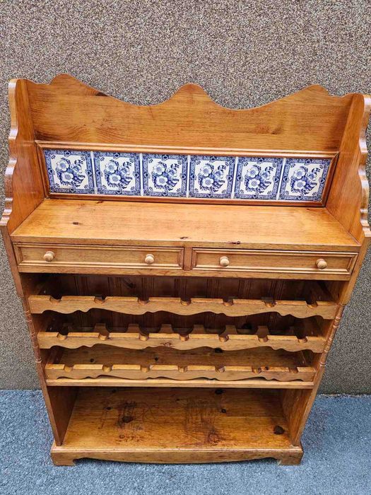 Шкаф за вино изработен изцяло от дърво