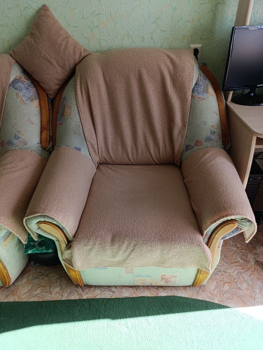 Угловой диван и два кресла