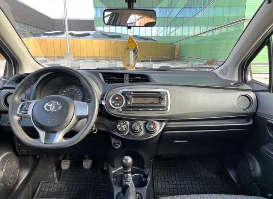 Кола под наем София – Toyota Yaris 2014 – Бензин – Ръчни скорости