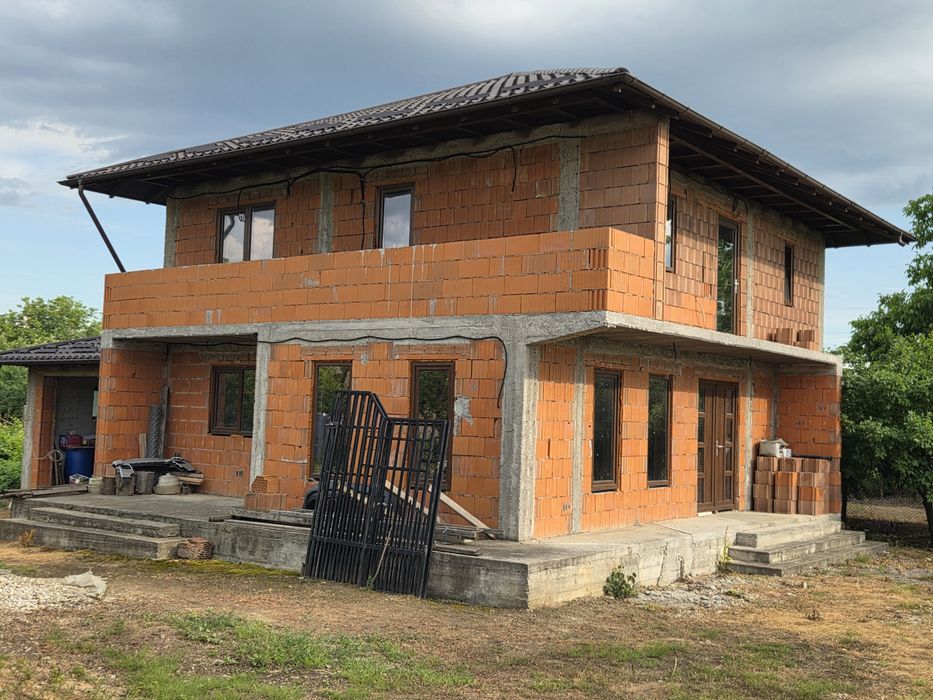 Casa  Calinesti Arges vizavi de Primarie Centru Dn 7 Pitesti---Bucuresti
