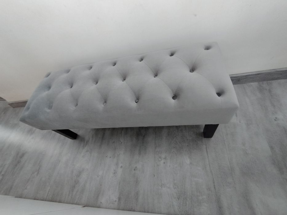 Vând băncuță , bancheta Chesterfield tapițată din catifea gri