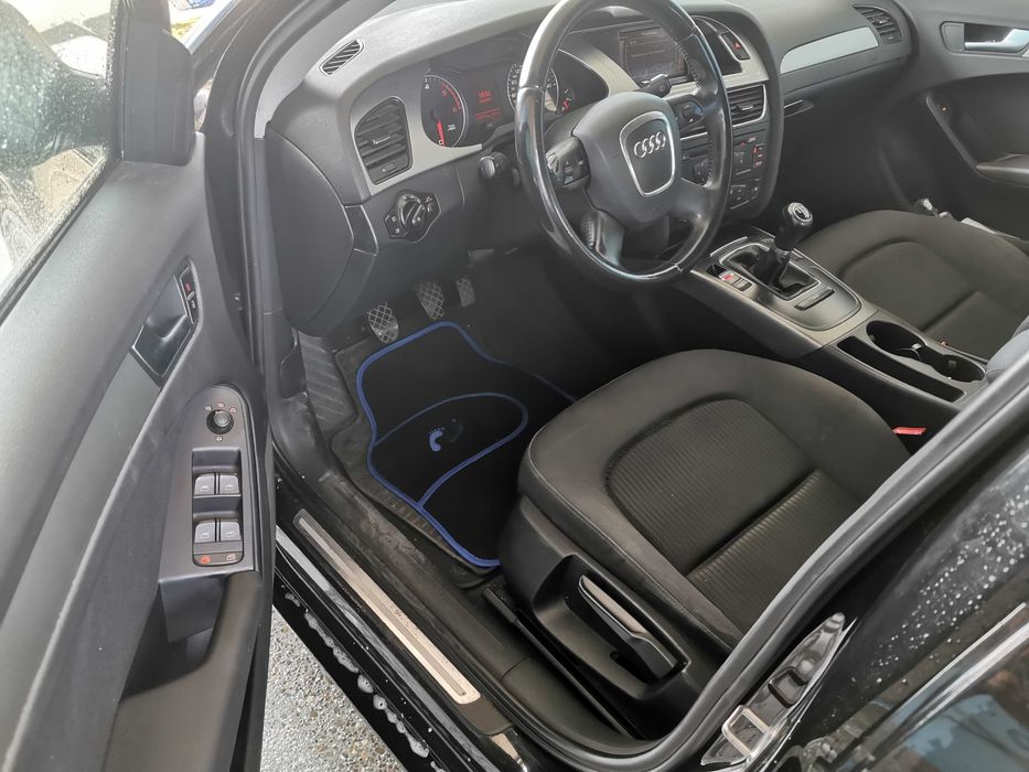 AUDI A4 berlina culoare negru
