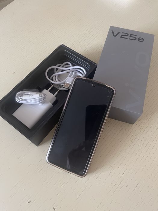 Телефон VIVO V 25E.