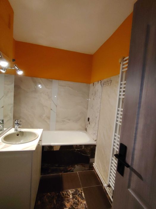 Dau în chirie apartament 3 cam.