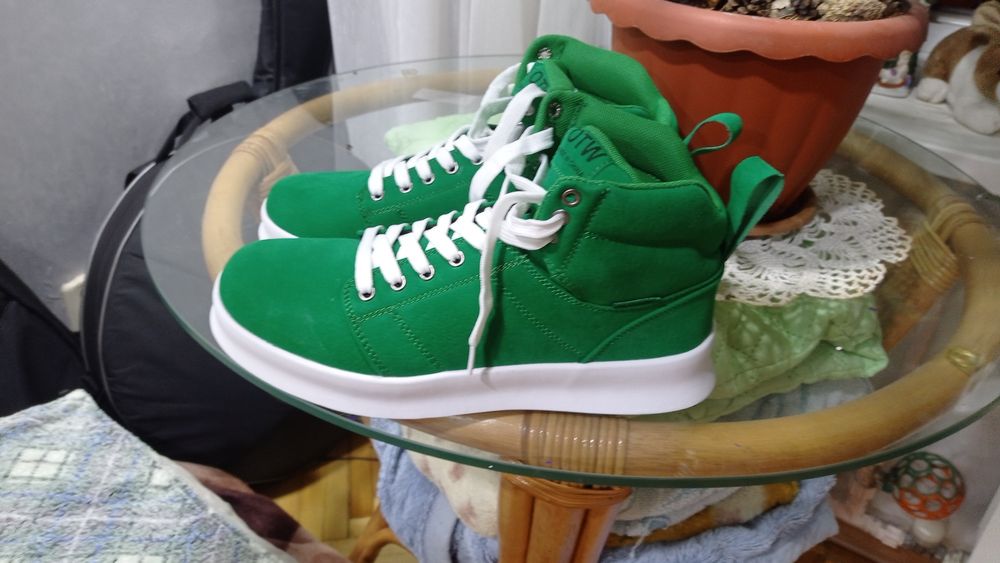 Кроссовки (новые)