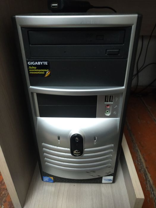 Продам Тумба,стол и 20ти бутыли!