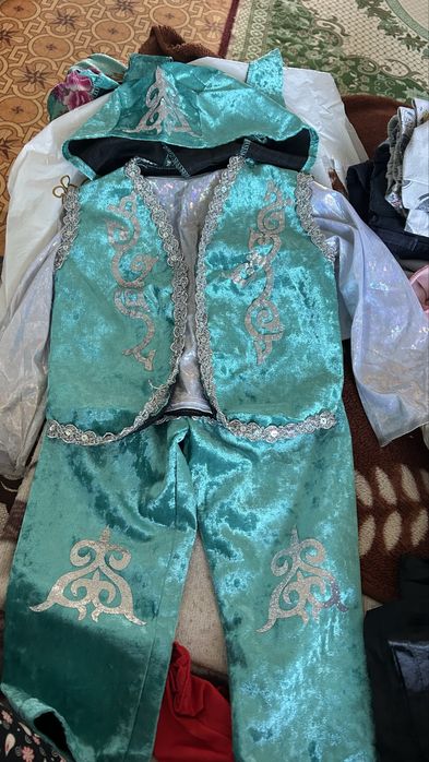 Қыздар улдар мерекелік киімдер сатылады