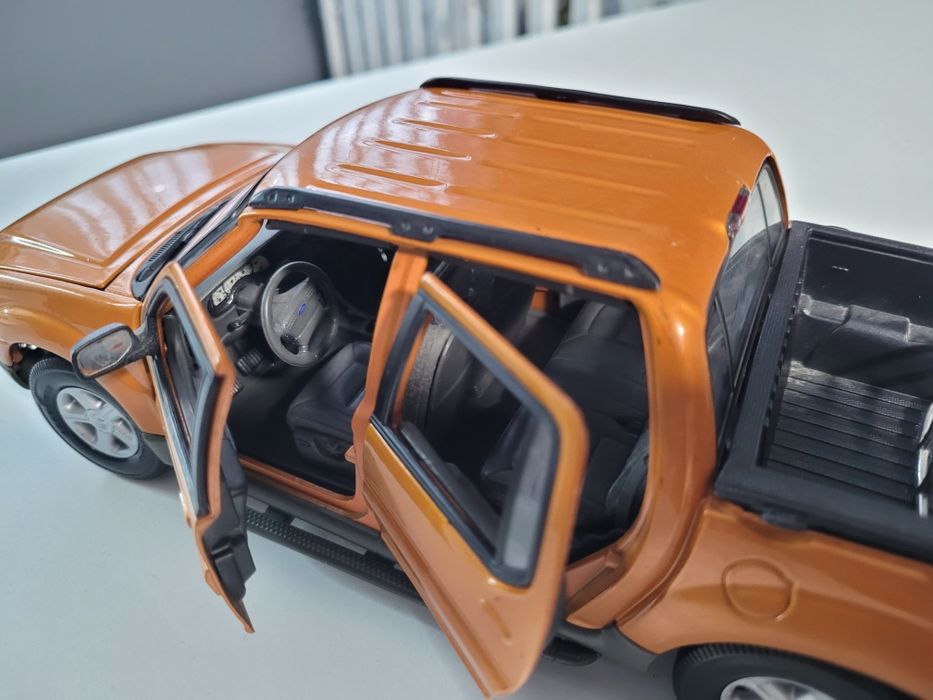 Ford Explorer Sport Trac Orange Maisto модел 1/18 

Отваря