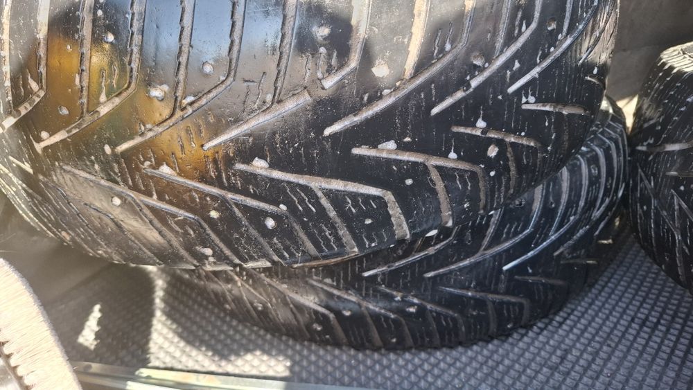Продам 3шт 10тыс  покрышку зима б/у