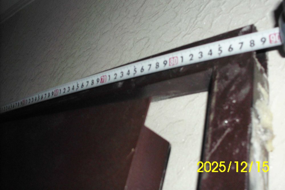 Входная дверь металлическая.