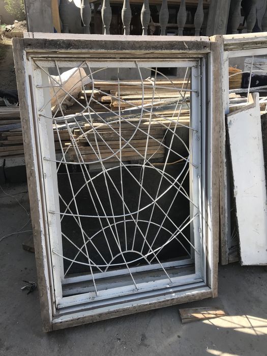 Окна с рамой с решеткой