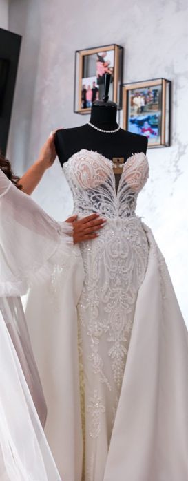 Vand rochie de mireasa cu trena detasabila