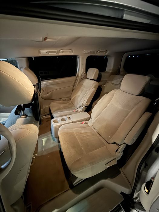 Машина Nissan quest