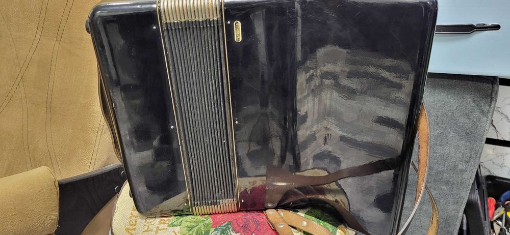 Акордеон WELTMEISTER 40 баса с куфар