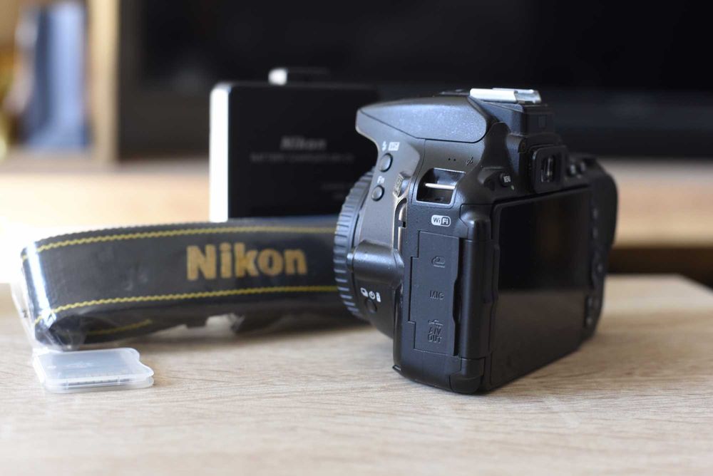 Nikon D5500 Body | 24.2 MP | 29.087 cadre | Baterie + Încărcător + Card